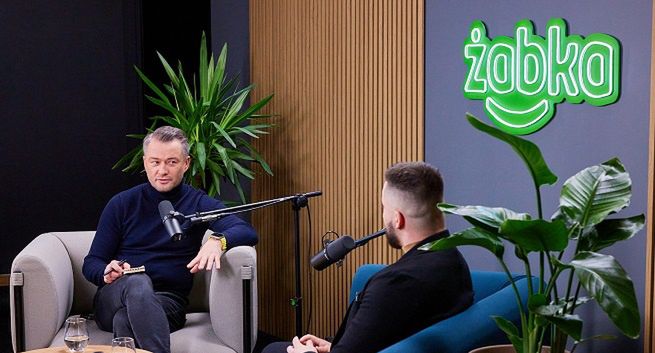 Franczyzobiorcy rozmawiają z Jarosławem Kuźniarem w akcji promującej Żabkę