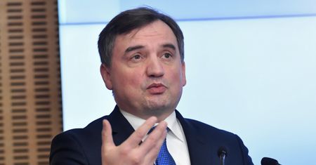 Wina Ziobry? Cimoszewicz o braku pieniędzy na KPO
