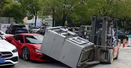 Miał pecha. Upuścił piec do pizzy na... ferrari