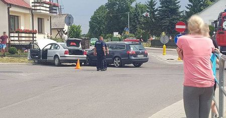 Poważny wypadek w Borzechowie. Zderzenie dwóch volkswagenów na skrzyżowaniu