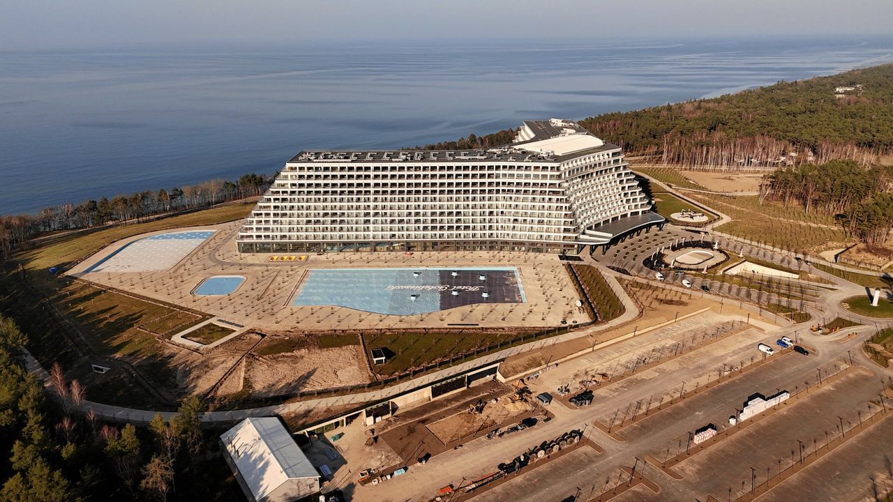 Trwa budowa hotelu Gołębiewski w Pobierowie. Mieszkańcy tracą cierpliwość