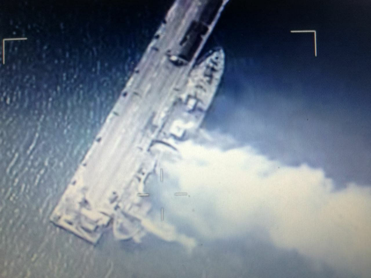 Zniszczony okręt "Donbas" zacumowany w porcie. 