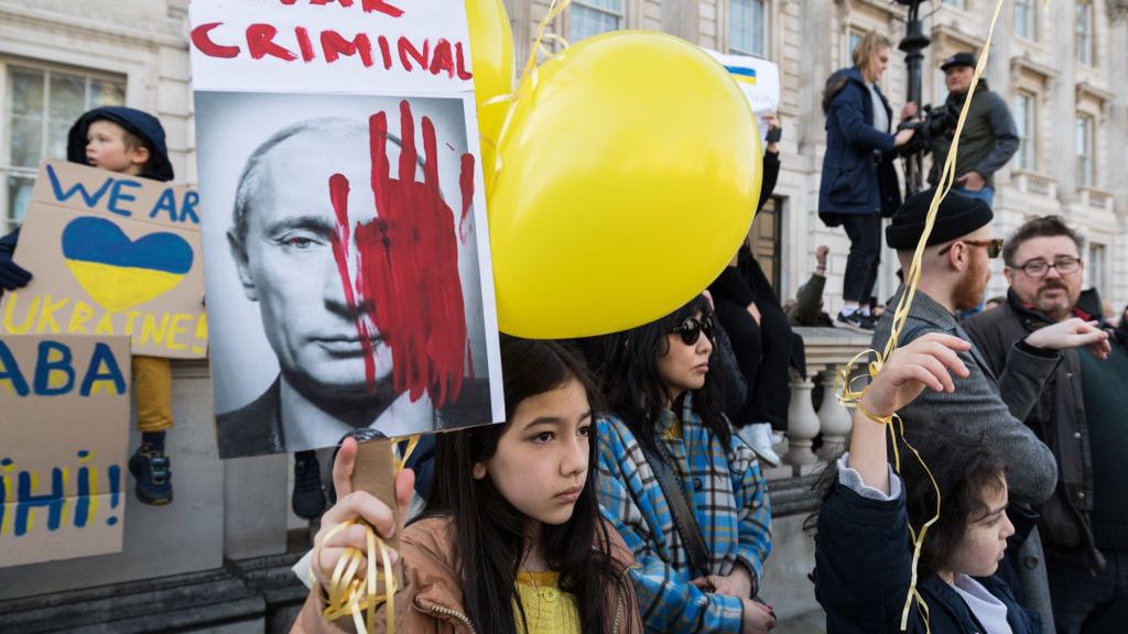 Rosyjscy uczniowie piszą listy do swoich żołnierzy. Zdjęcie poglądowe. Protest w Londynie przeciwko wojnie w Ukrainie, 26.02.2022 r.