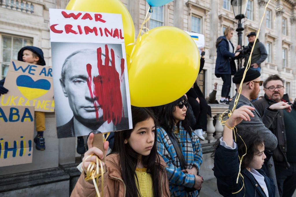 Rosyjscy uczniowie piszą listy do swoich żołnierzy. Zdjęcie poglądowe. Protest w Londynie przeciwko wojnie w Ukrainie, 26.02.2022 r.