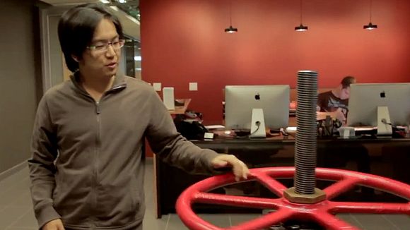 Freddie Wong w studiu Valve 1