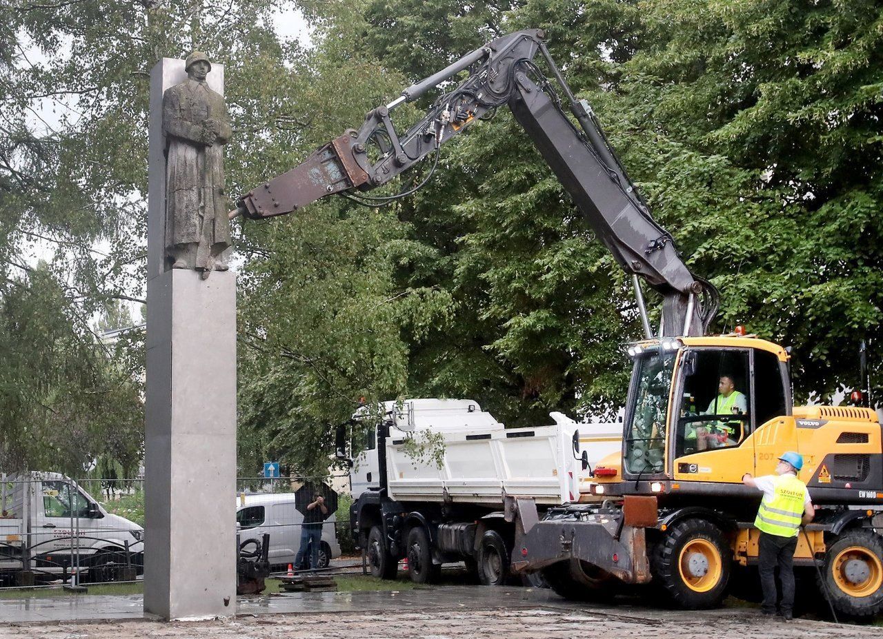 Posowiecki pomnik w Dąbiu zniknął ze skweru przy ul. Emilii Gierczak dwa lata temu