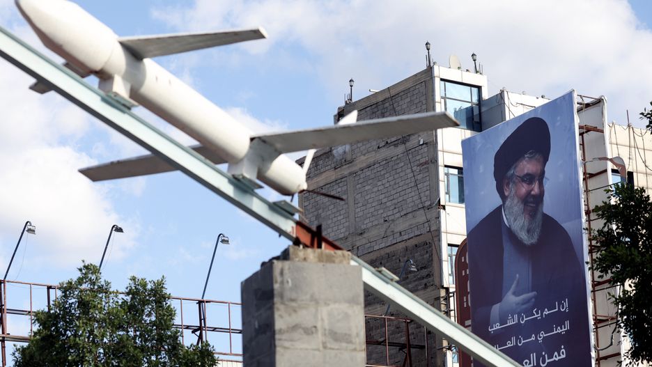epaselect epa11675337 A Houthis-made mock drone on display in front of a billboard featuring a portrait of late Hezbollah leader Hassan Nasrallah, at a square in Sana'a, Yemen, 22 October 2024. Yemen's Houthis have claimed responsibility for launching a hypersonic ballistic missile at an Israeli military base east of Tel Aviv, in retaliation for Israel's military operations in Lebanon and the Gaza Strip, Houthis' military spokesman Yahya Sarea said in a statement. EPA/YAHYA ARHAB Dostawca: PAP/EPA.