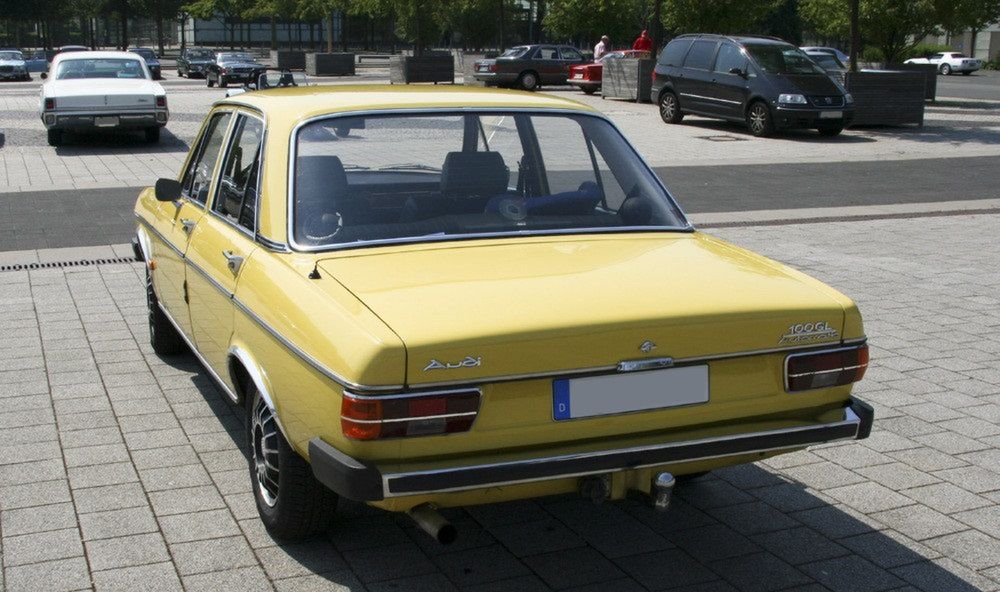 Światło przeciwmgłowe w zespolonym kloszu tylnym zastosowano po raz pierwszy w samochodzie Audi 100 GL po liftingu w 1973 r.