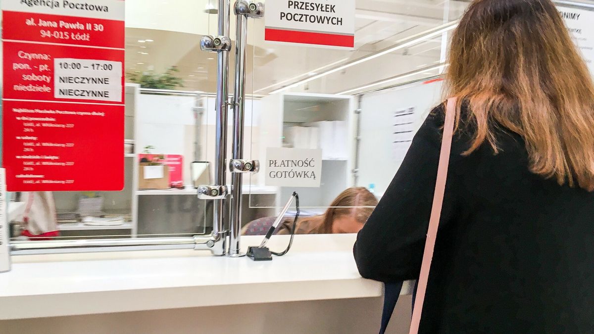 reporter_baza_2020-0616.06.2020 Lodz. Zakupy w czasie pandemii. Klienci zachowuja bezpieczna odleglosc w kolejce do kasy. Jest obowiazek zakrywania nosa i ust. N/z W pasazu halerii handlowej Poczta Polska. Fot. Piotr Kamionka/REPORTERPiotr Kamionka/REPORTER