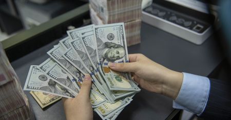 Dolar od rana wyraźnie zmienia kurs. Oto jego wartość
