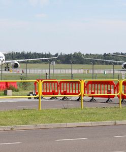 Agresywny mężczyzna wyprowadzony w kajdankach. Samolot lądował w Polsce