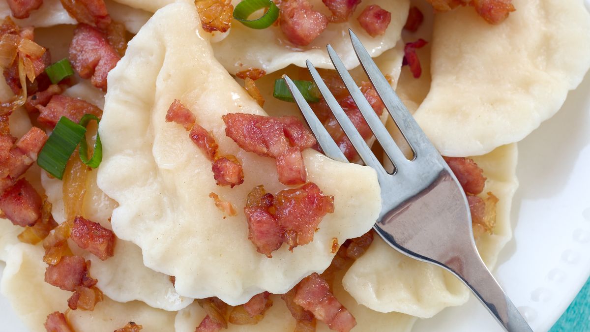 Pierogi po góralsku świetnie smakują z domowym sosem czosnkowym