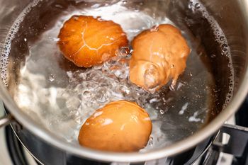 Niemal każdy tak robi z jajkami. Błąd, który całkowicie psuje strukturę i smak
