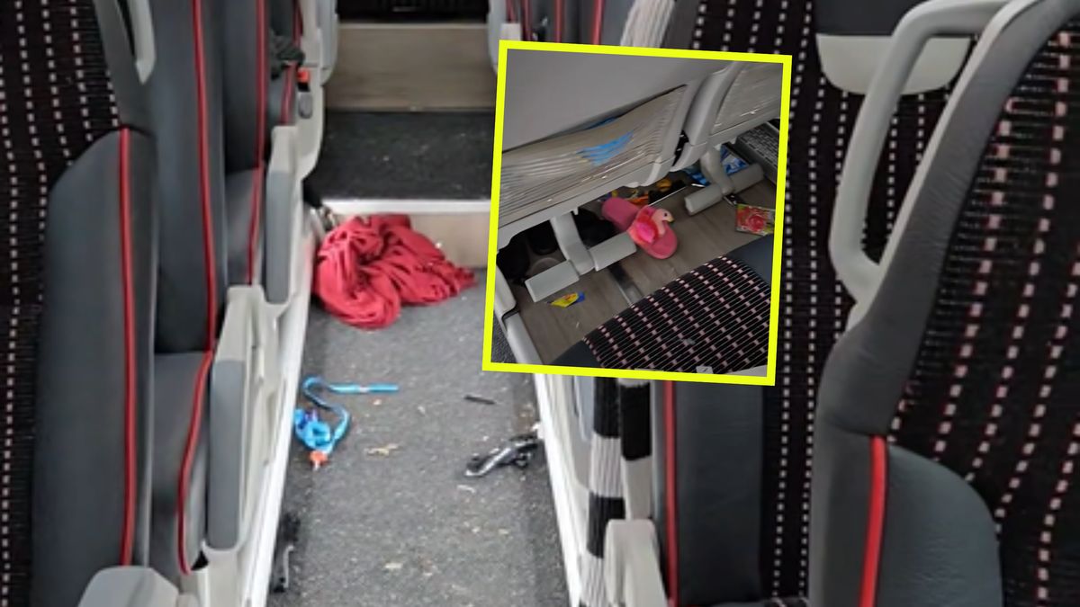 Bałagan w autobusie zrobiony przez młodzież.