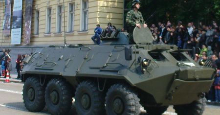 Ukrywali w magazynach 100 transporterów. Właśnie postanowili je ruszyć