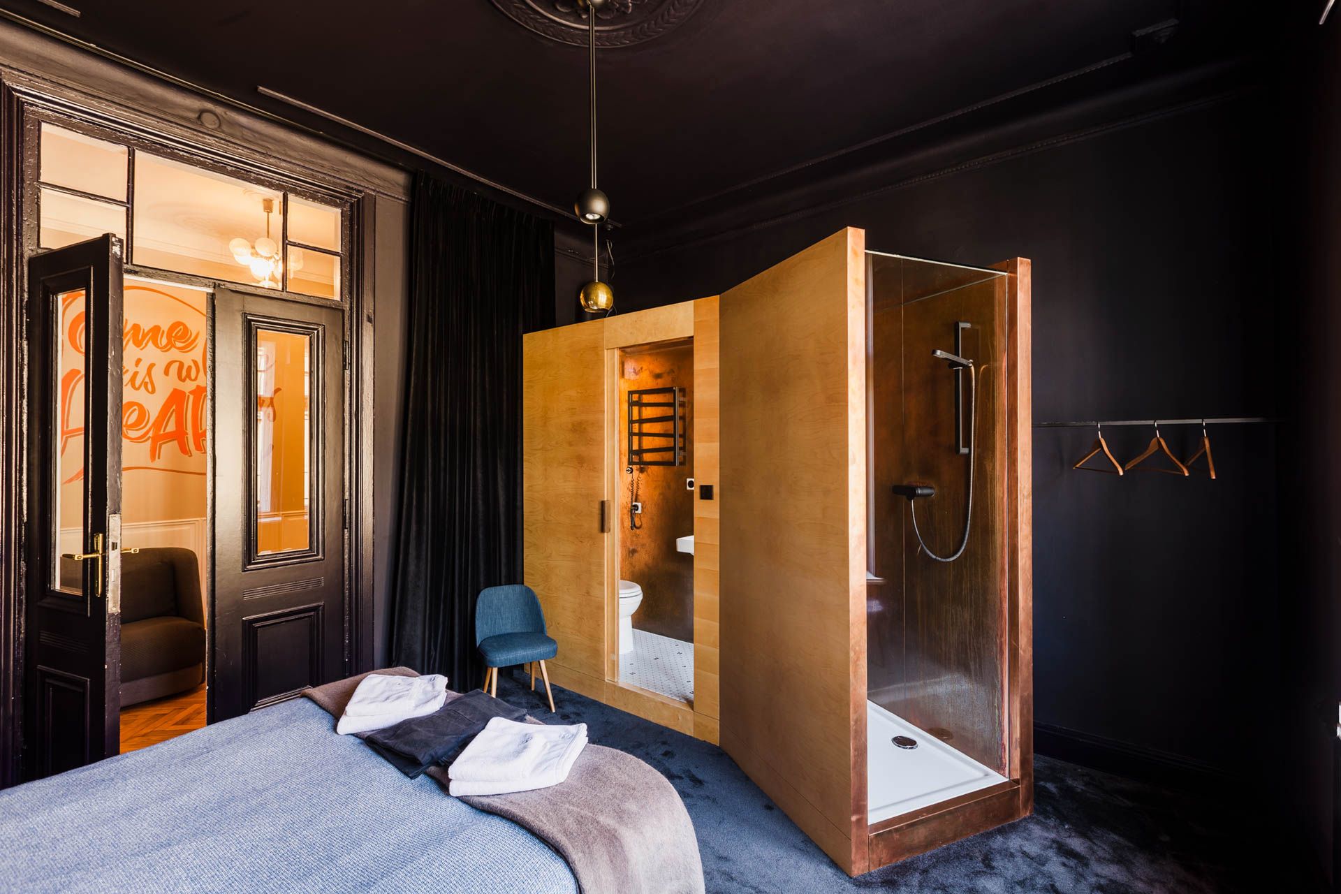 Jeden z pokoi hotelowych ze wstawionym modułem prysznica