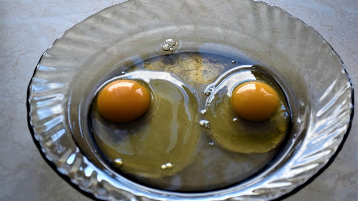 Nigdy nie należy zamrażać surowych jaj w skorupkach