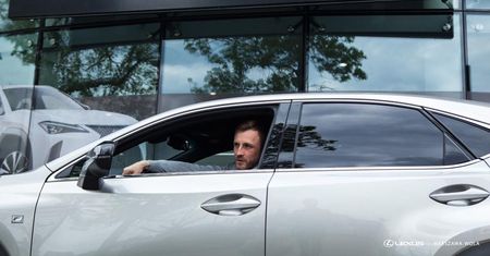 Już nie czarne BMW 5. Kamil Nożyński za kierownicą Lexusa NX