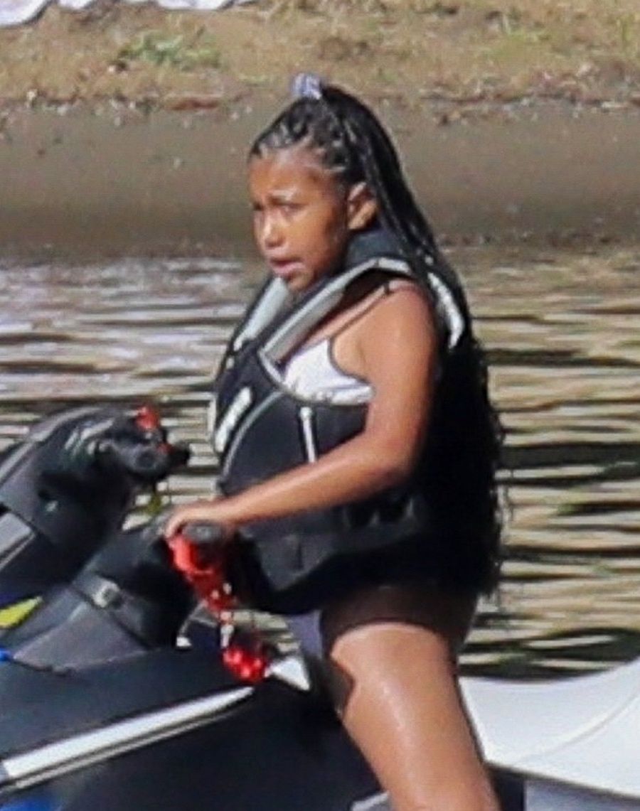 Kim Kardashian i North West bawią się nad jeziorem w Idaho