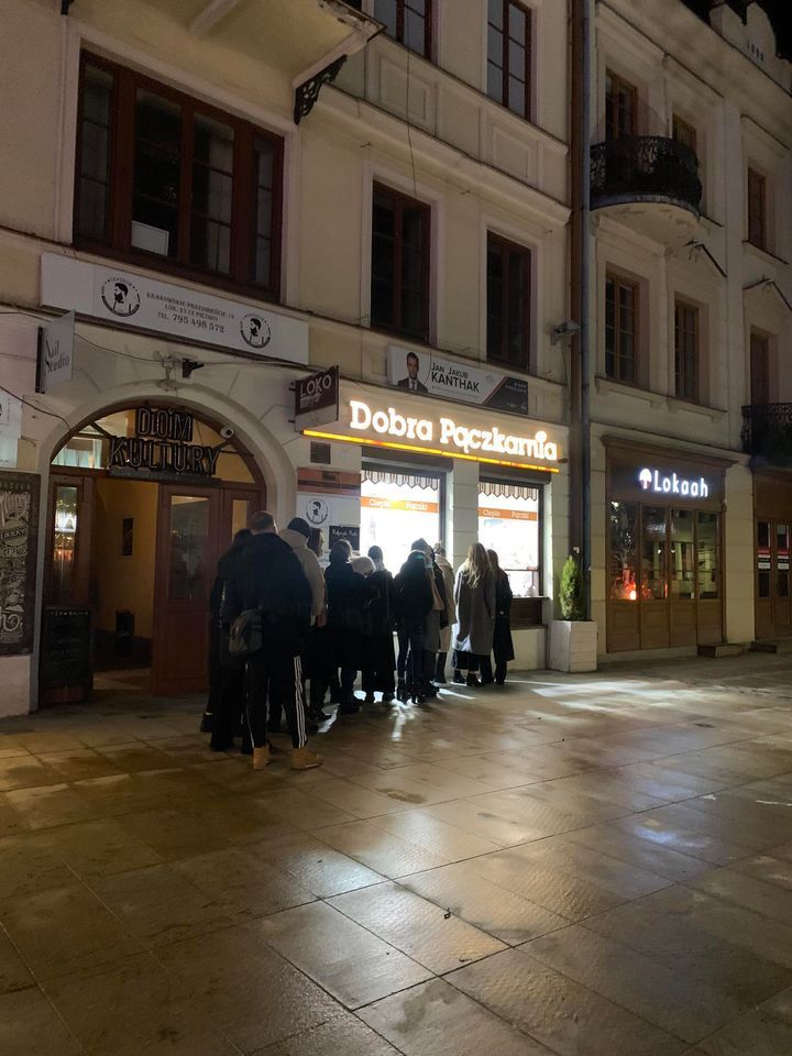 Kolejka po pączki do Dobrej Pączkarni w środę po godz. 23:00