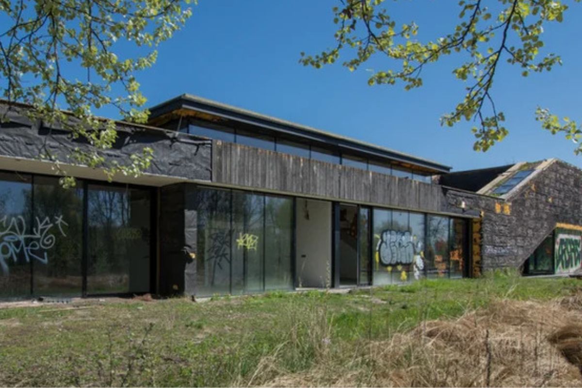 Dom "Wielkiego Brata" pod Warszawą. Od telewizyjnej sceny do zamkniętej ruiny