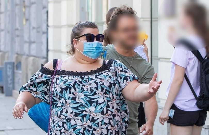 Zamaskowana Dominika Gwit spaceruje po Warszawie