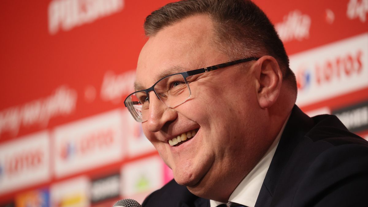Warszawa, 31.01.2022. Nowy trener piłkarskiej reprezentacji Polski Czesław Michniewicz podczas konferencji prasowej na stadionie PGE Narodowym, 31 bm. Polski szkoleniowiec zastąpił Paulo Sousę, który zrezygnował z dalszej pracy z drużyną narodową. (mk) PAP/Leszek Szymański