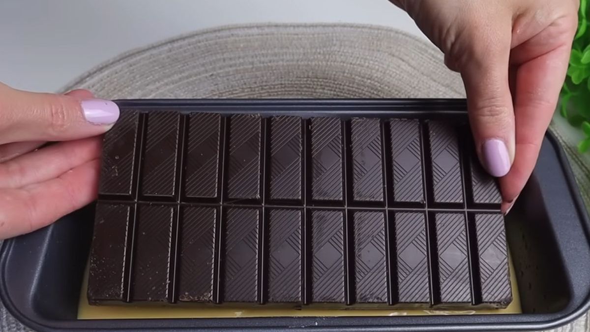 Ciasto z całą tabliczką czekolady- kadr z kanału Szybkie i Proste