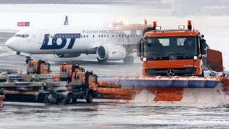 "Takiej zimy nie było od 13 lat". Z Lotniska Chopina wywieźli już 10 tys. ton śniegu