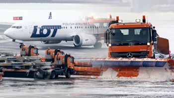 "Takiej zimy nie było od 13 lat". Z Lotniska Chopina wywieźli już 10 ton śniegu