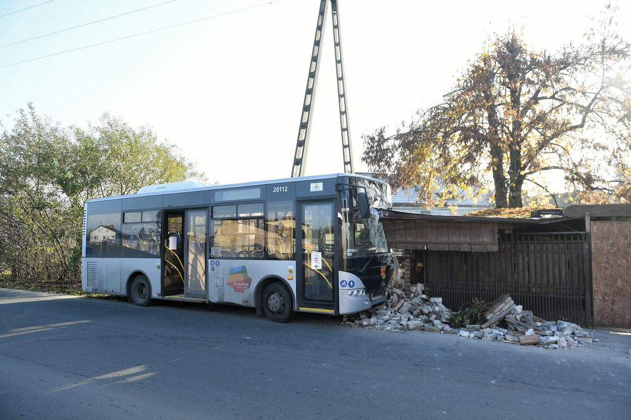 Wypadek autobusu w Pruszkowie