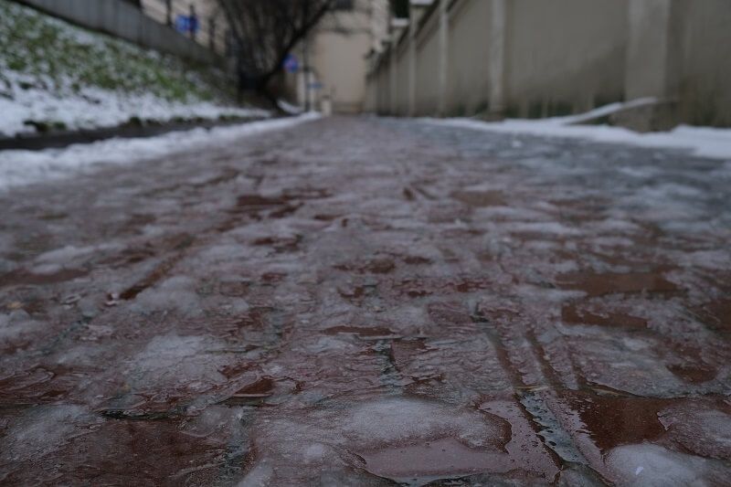 śliskie chodniki oblodzenie błoto pośniegowe