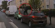 Było czerwone światło. Kobieta ruszyła natychmiast