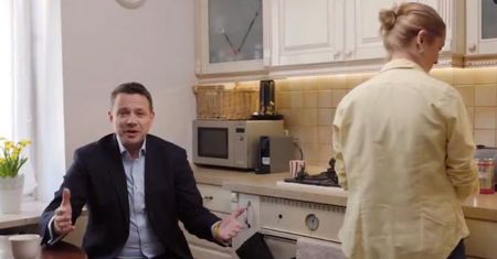 Rafał Trzaskowski opublikował świąteczne nagranie i wzburzył internautów: "Żona przy garach, a Pan siedzi?!". Zareagował