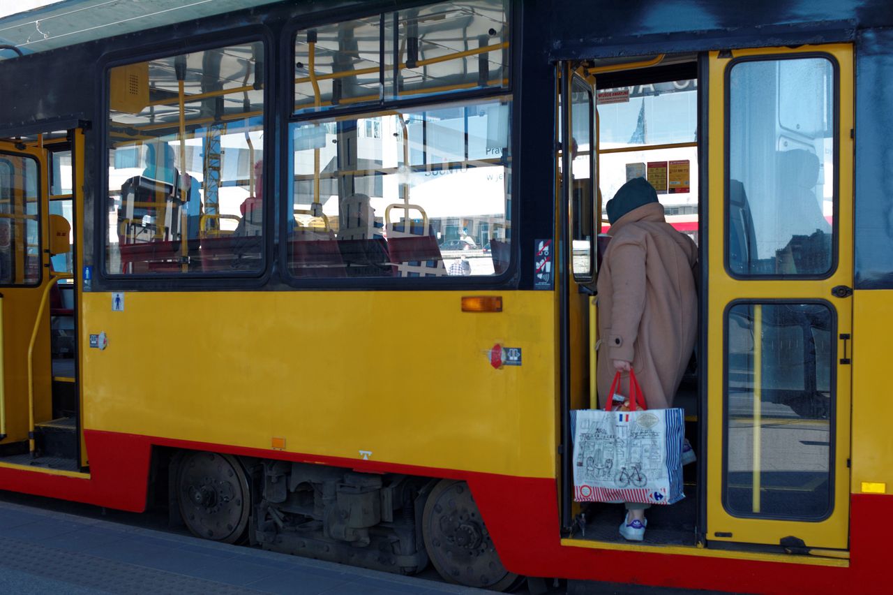 Warszawa. Strajk Kobiet. Występują utrudnienia w kursowaniu autobusów i tramwajów