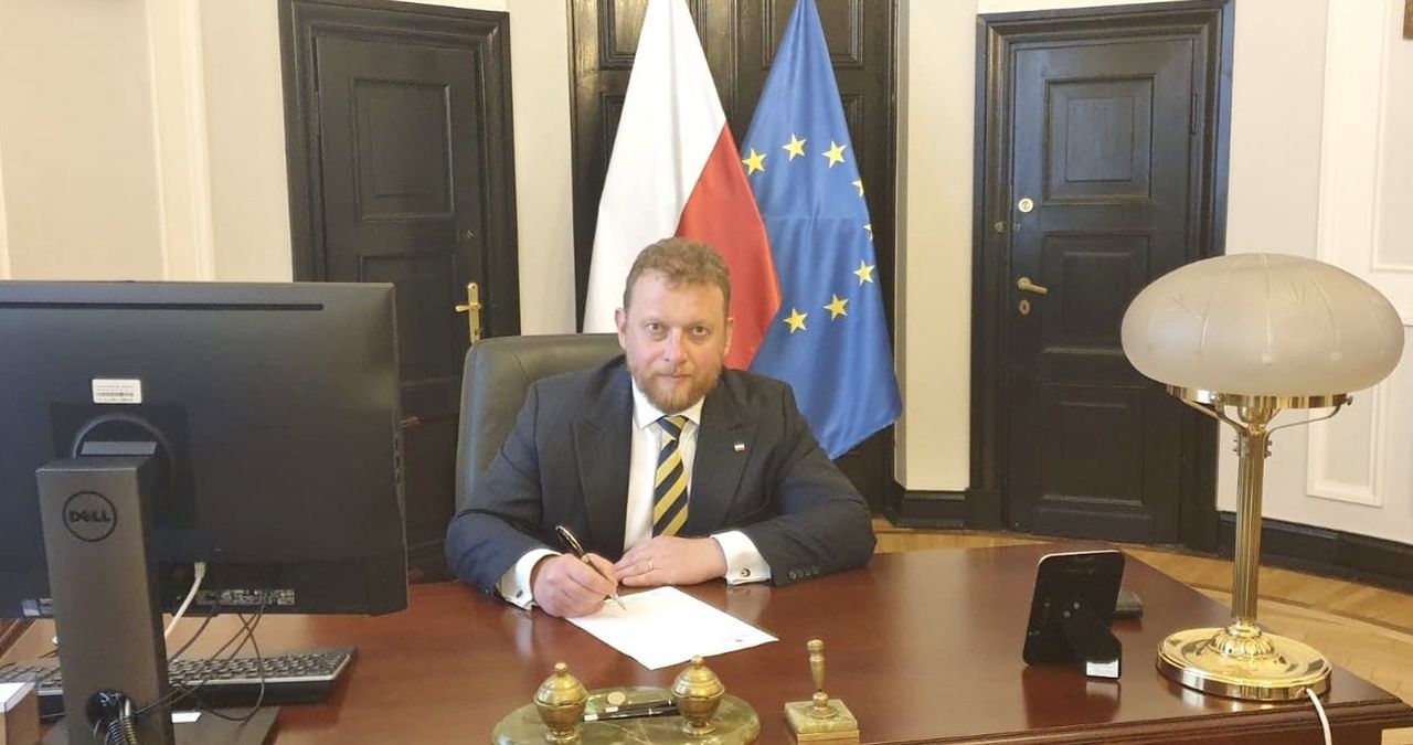 Łukasz Szumowski podał się do dymisji. Ministerstwo Zdrowia opublikowało zdjęcie potwierdzające jego rezygnację