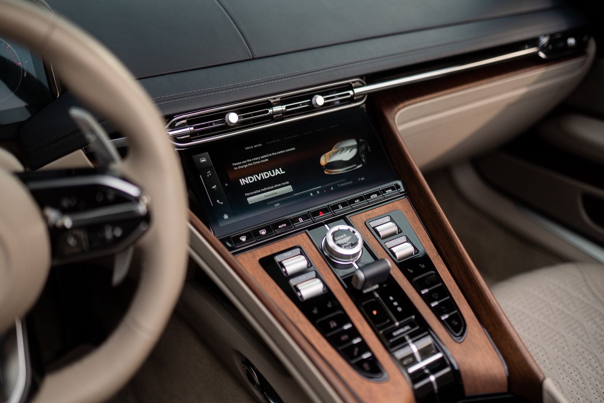 Aston Martin DB12 Volante