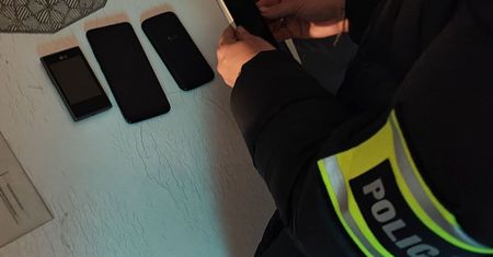 "Na policjanta" działali w całej Polsce. Trzy osoby zatrzymane — siatka oszustów mogła wyłudzić znacznie więcej niż 820 tys. zł