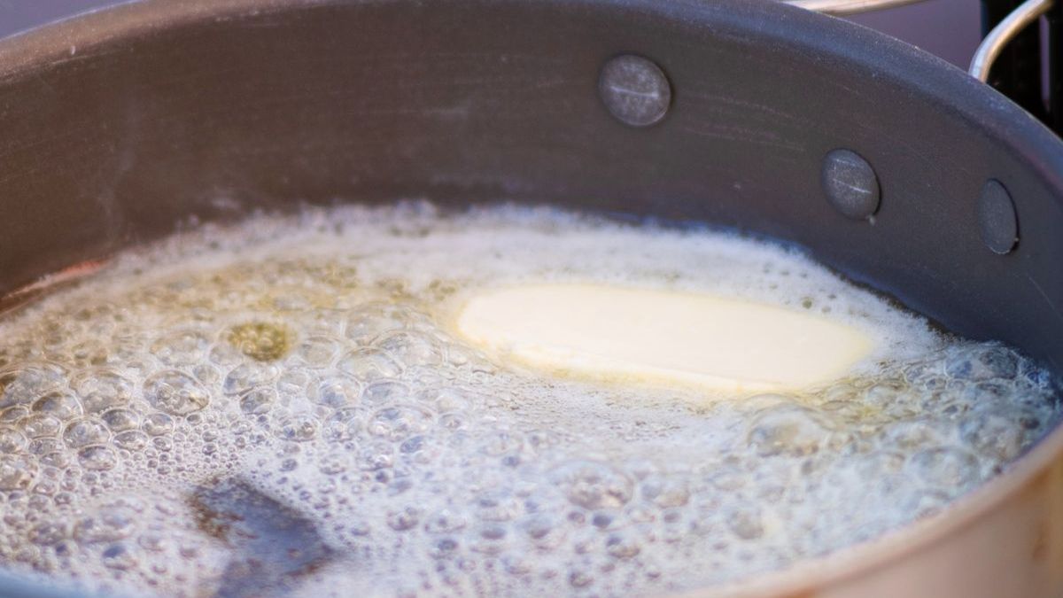 Na podgrzewanym maśle często pojawia się biała piana