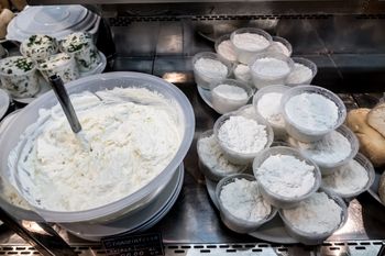 Ten włoski ser jest delikatniejszy niż mozzarella. Najlepiej smakuje z pomidorami i oliwą