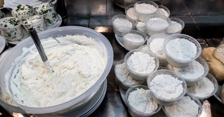 Ten włoski ser jest delikatniejszy niż mozzarella. Najlepiej smakuje z pomidorami i oliwą