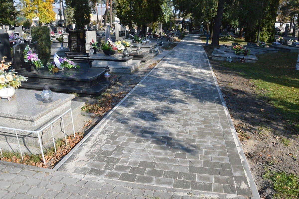 Tak wyglądał poprzedni remont i modernizacja alejek na cmentarzu komunalnym, teraz będzie podobnie