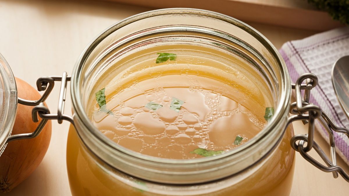 Rosół kolagenowy to prawdziwy hit. Pij go regularnie, a wyprasuje twoje zmarszczki jak żelazko