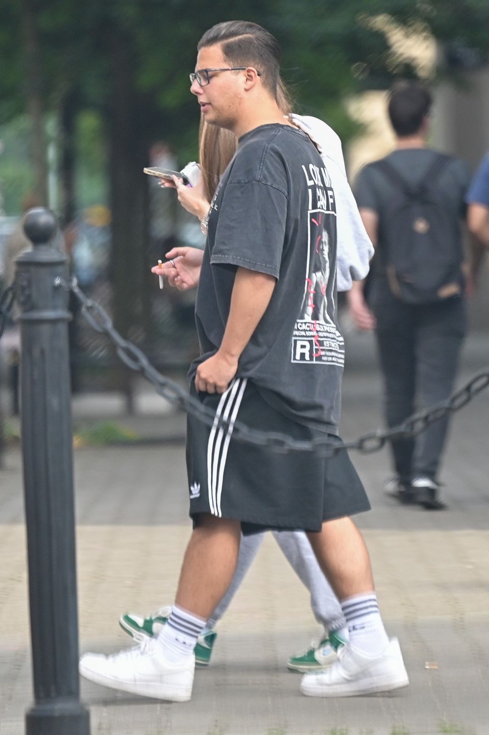 Allan Krupa na spacerze z dziewczyną