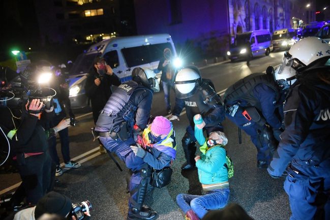 Strajk kobiet w Warszawie. Media: szef stołecznej policji nakazał usuwanie protestujących siłą