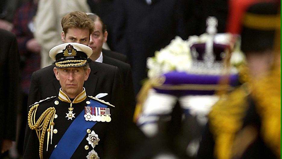 Czuwanie książąt. Operacja London Bridge przewiduje kontunuowanie tradycji. W 2002 przy trumnie babki czuwał Karol III