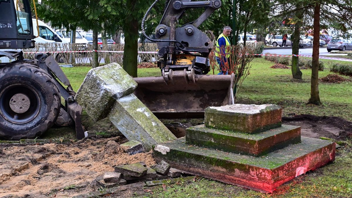 Demontaż sowieckiego obiektu propagandowego w Maszewie
