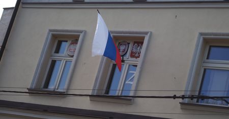 Chorzów. W kamienicy pojawiła się rosyjska flaga i "Z" w oknie
