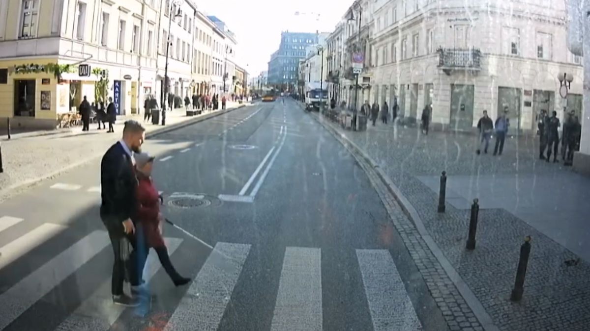 niewidoma, autobus Kierowca nagle zatrzymał autobus. Ruszył na pomoc niewidomej kobiecie