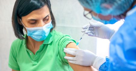 COVID-19. Setki osób z opóźnioną drugą dawką szczepionki w Warszawie